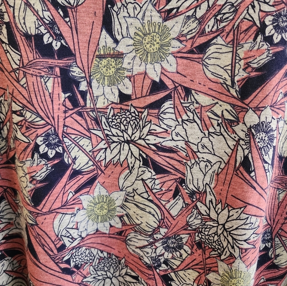 LuLaRoe drop shoulder, short sleeve, high-low hem, pink and grey floral tee, M - Picture 4 of 6